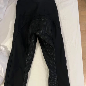 Vinterridbyxor - Vinterridbyxor från horze med hög midja. Vatten och smutsavvisande yttermaterial med fleecefodrad innersida. Använda 1-2 gånger. Storlek 36