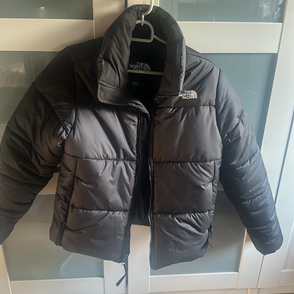 Köpte denna jackan förra året. Använt den några gånger och är i bra skick. . Takit.