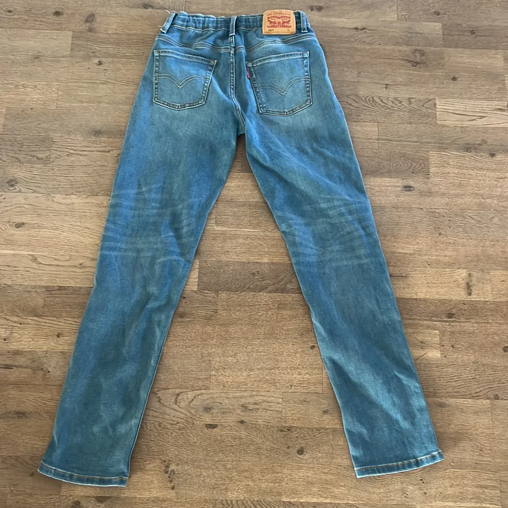 Ett par ljusblåa Levi’s jeans. Sitter bra om man är 170.. Farkut & Housut.