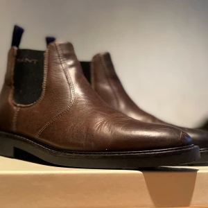 Gant ”Prepdale Chelsea boots” - Gant Prepdale Chelsea skor | storlek 40 | färg Mörk Brunt | autentisk 100% | Vällskick 6,5 av 10 | Hör gärna av dig vid frågor o funderingar!