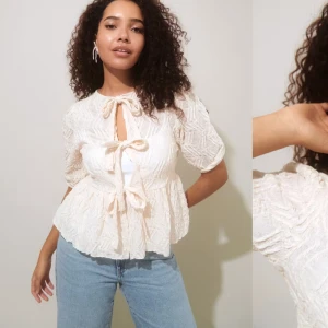 Blus - Säljer denna blusen från gina tricot som kom i våras🤍använd fåtal gånger..nyskick! Storlek S