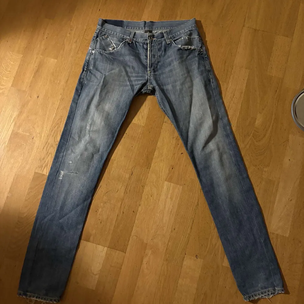 Tja! Säljer nu mina feta dondup jeans modell sam i storlek 32, passar sjukt bra och är riktigt sköna! Hör av er för frågor och prisförslag. Skick 10/10. Jeans & Byxor.