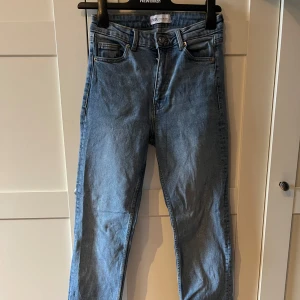 Blå jeans med slits från zara  - Bootcut jeans från Zara med slit längst ner! 