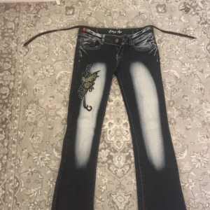 Crazy age jeans  - Jätte snygga crazyage jeans, midjamått: 37cm, ytterben: 90cm! Med bling och fjärillar, inget slitage, snygg design🙏🏼😝strl eu34/xs lågmidjade och bootcut, kontakta för intresse av köp då sätter jag på köp nu!❤️ 
