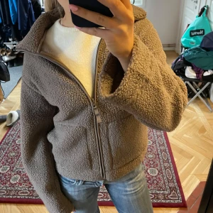 Teddy jacka - Jätte eftertraktad Teddy jacka från hm! Storlek S, ny med prislapp kvar, slutsåld online! Perfekt till hösten❤️