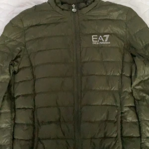 EA7 jacka - Fick jackan för ca ett år sen har aldrig använt den kanske har haft den 2 gånger 