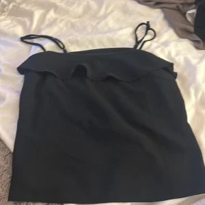 linne med volang - ett linne med volang upp till, jätte skönt och passar till allt!