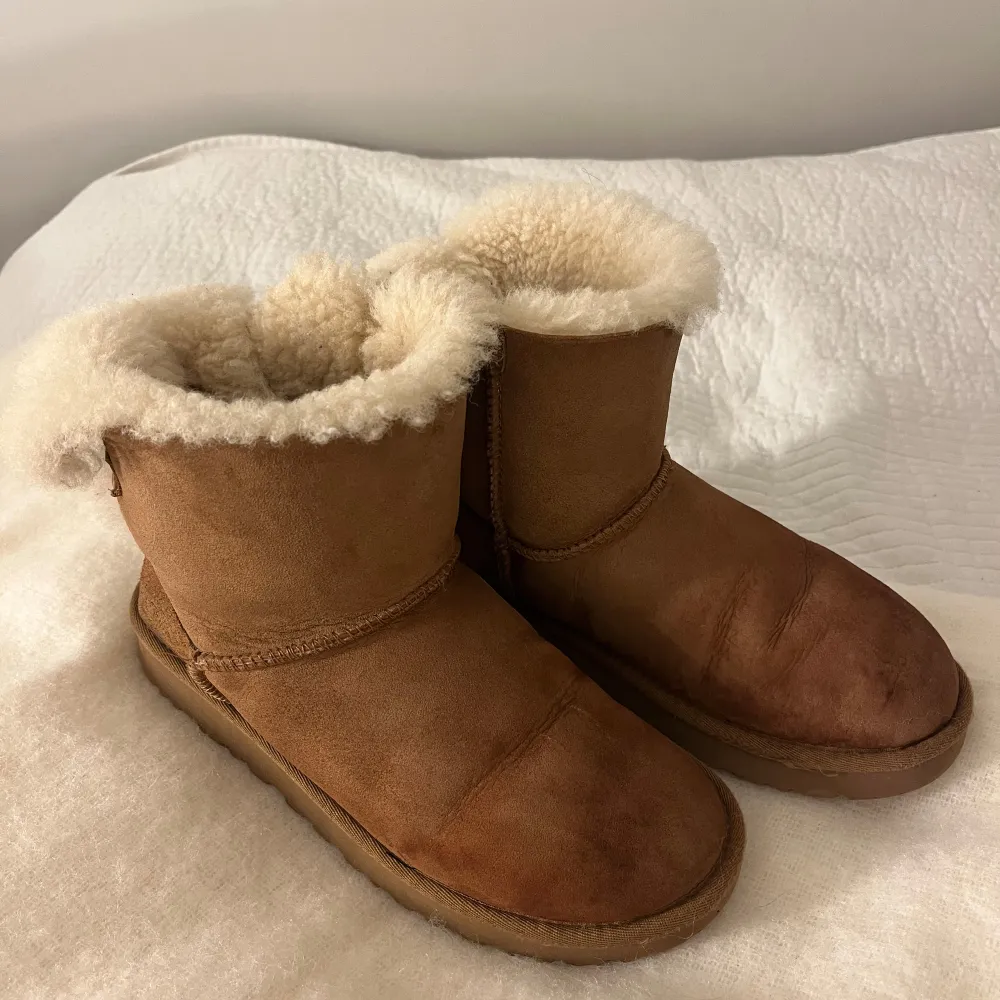 Shoes from ugg. In a pretty good condition but some water stains that you can see in the pictures. You can suggest a price if you want! The original price is 240€ so it is around 2700 swedish kronor. Skor.