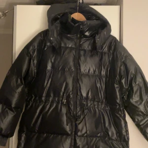 Vinterjacka svart - Vinterjacka från Kappahl aldrig någonsin använd, pris går att diskuteras