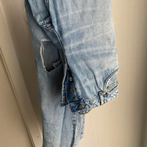 Jeans - Bra skick. Raka jeans med hål vid knäna. 