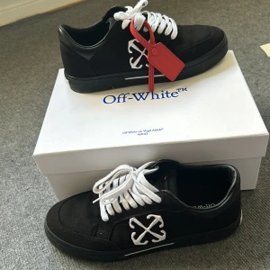 Svarta sneakers från Off-White - Säljer ett par snygga svarta sneakers från Off-White. De har vita snören och den ikoniska Off-White-loggan på sidan. Skorna är i nyskick och kommer med originalförpackning och dustbag. Perfekta för både vardag och fest!