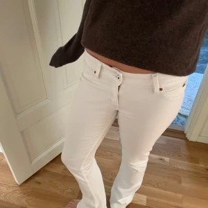 Vita bootcut jeans!! - Super snygga low waist bootcut jeans från Lee, i stl W28 L31 men passar bra på mig som vanligtvis använder stl 36! Skit snygga och unika nu till hösten!!! Nypris !!!!