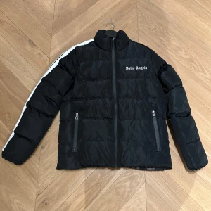 Palm Angels X Moncler jacka - Säljer denna riktigt feta och sällsynta Palm Angels X Moncler puffer jackan. Den är perfekt nu till hösten och vintern. Den är i väldigt fint skick och använd ett fåtal gånger. Den är storlek S men är ganska stor i storleken. Pris kan diskuteras