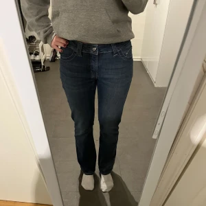 Lee Jeans - Lågmidjade Lee Jeans. Köpta second hand men är i väldigt bra skick. Står ingen storlek men skulle säga att det är  i S. Passar mig som är 1,73. Jeansen är nerlagda så det skulle bli lite längre. 