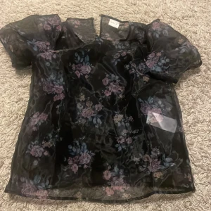 Blommig blus - Knappt använd blommig blus från vila