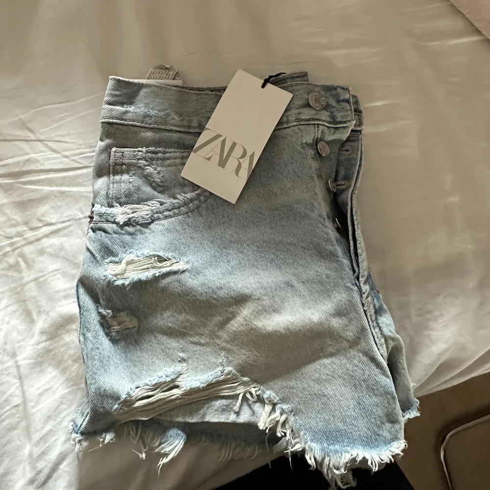 Helt oanvända jeansshorts ifrån zara. Köpa för 329 kr. Shorts.