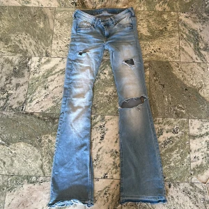 Lågmidjade bootcut jeans - Köpta på Plick, supersnygga. Dom är omsydda till lågmidjade (var så när jag köpte de) men det syns knappt på. Uppsprättade längst ner. Lappen är bortklippt så vet inte var dom är ifrån eller storlek. Skulle tippa på 24 i midjan och 32 i längd.🩷