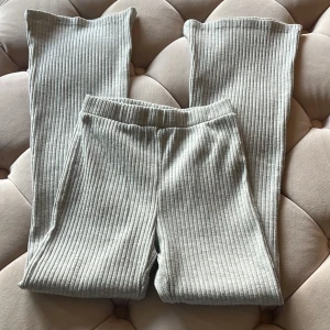 Gråa byxor  - Säljer dessa byxor då dem är för små och inte kommer till användning.❤️ slits längst ned på längden. Från Kappahl, storlek 146. ❤️