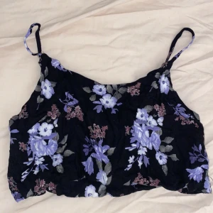 Cropped loose tank top - Black cropped tank top with floral details