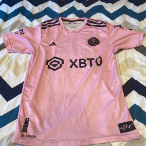 Messi MIAMI fotbolls tröja  -  Säljer min Miami tröja för att jag inte använder den längre  👍