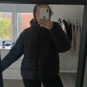 Snygg vinterjacka  - Använd förra vintern men i jättebra skick, pris går alltid att diskutera 💕