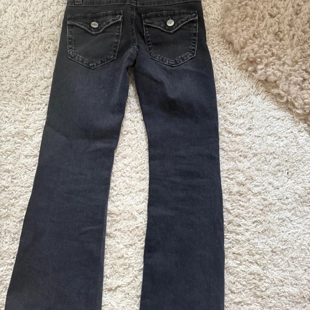 Några snygga svarta lågmidjade jeans i bra skick, använda få gånger och därför även i bra skick. Från Gina tricot young i storlek 134. Jeans & Byxor.