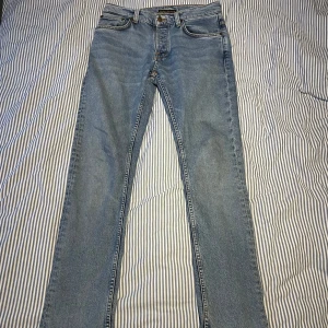 Nudie Jeans - Snygga ljusblåa Nudie Jeans i storlek W30 L32.  Färg: Ljusblå Skick: 8/10