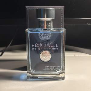 100ML och helt oanvänd, köpte när jag skulle iväg men det blev en annan istället. Vill bara bli av med den så därför lågt pris! Hör av er vid frågor. Versace Pour Homme aftershave!