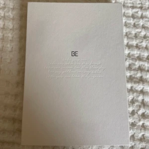 BTS Album (BE) - Superfint album av BTS (BE). I förpackningen medkommer; CD-skiva, fotoalbum, poster och 7 st photocards (en på varje medlem). Eftersom det saknas ett photocard sälja albumet endast för 100 kr.