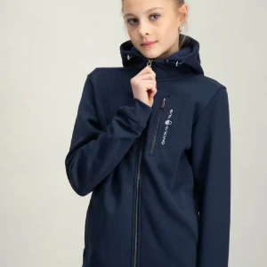 Mörkblå hoodie med dragkedja från Sail racing - Säljer en snygg mörkblå Hoodie från Sail Racing. Den har en dragkedja framtill och en praktisk huva. Perfekt för både vår och höst! Hoodien är långärmad och har en stilren design med logotypdetaljer på bröstet och huvan. Säljs för 400kr. 