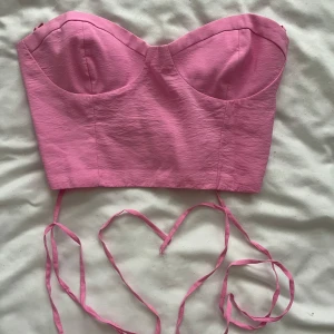 Zara corset - Rosa korset köpt från Zara, i storleken small. Använd endast en gång och har inga skador eller repor.