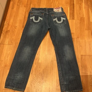 True religion jeans  - Väldigt bra skick andvänder bara inte längre och är för stora