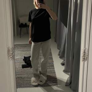 Gråa jeans från zara, jag är 173cm, de är högmidjade💌