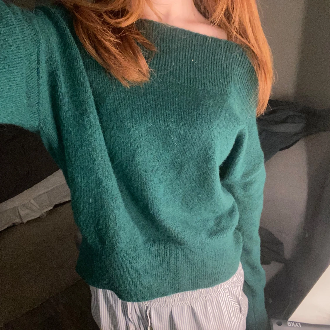 Mörkgrön off shoulder tröja - 90