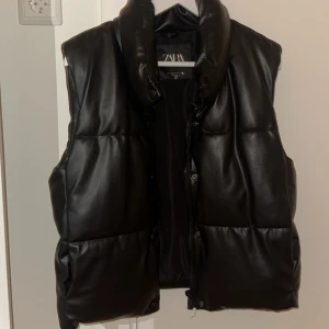 Skinnväst zara - Snygg väst från zara i skinnmaterial, inte helt säker på exakt vad det är för material. Sparsamt använd, köpt för någpt år sedan. Storlek M men passar mig som vanligtvis är en xs/s💞