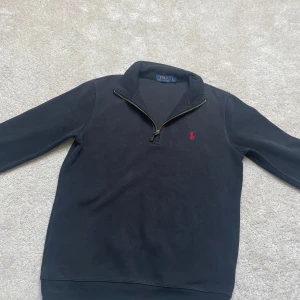 Ralph louren half zip hoodie - Jättefin Ralph louren half zip utan några defekter eller hål. Skick enligt bilder. Nypris ca 2500. Pris kan diskuteras vid snabb affär. Hör av er angående frågor. Mvh Liam!
