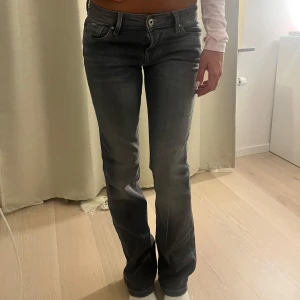 Grå pepe jeans low waist - Snygga, sitter asbra, skick 10/10 Jag är 165 cm för referens 25 midja, 32 längd