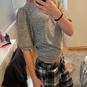 Snygg grå tröja  -  Snygg grå tröja använt en gång 