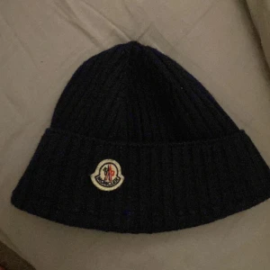 Moncler Mössa - Säljer denna mössan!