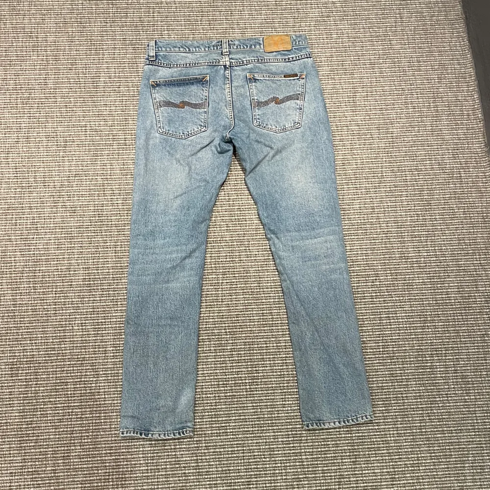 Hej! Säljer nu dessa as snygga nudie jeans! Jeansen är i toppskick, nypris ligger på 1500+ hör av dig vid frågor!. Jeans & Byxor.