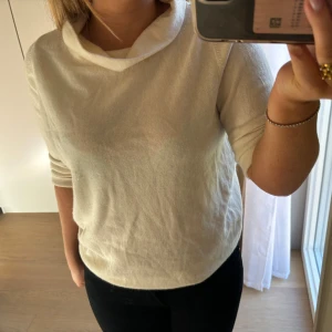 kashmir tröja - Så snygg och mjuk trekvartsärmad tröja i 100% kashmir från märket pure. I storlek 38. Perfekt till hösten 🫶🏼☺️