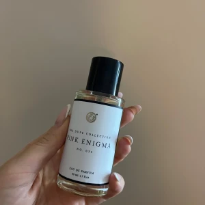 Parfym  - Parfym 50ml. Noter av ros och musik!🌹❤️‍🔥