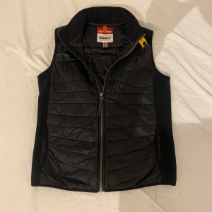 ”Parajumper väst” - Tja! Säljer mkn parajumper väst pågrund av att den har blivit för liten, den är fortfarande som när jag köpte den och är 10/10 i schick. Men priset kan fortfarande diskuteras vid en snabb affär!