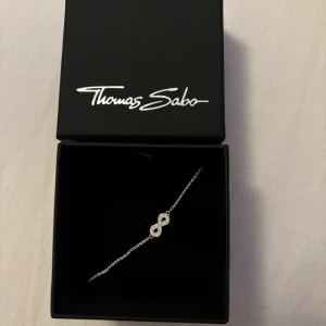 Thomas sabo armband - Säljer ett äkta silver Thomas Sabo armband som jag har fått i present men som aldrig kommit till användning. Är helt nytt och förpackning med följer, finns ingraverat 925 på armbandet som tyder på att det är gjort av äkta silver. Skriv vid frågor💕