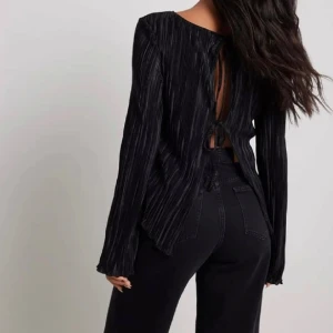 topp öppen rygg - superfin men kommer inte till användning, fint skick! slutsåld på hemsidan, nypris 399kr🖤 passar xs-s