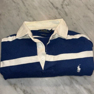 Ralph Lauren tröja - Fräsch Ralph Lauren tröja i storlek medium.