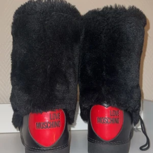 Moon boots moschino - INTE MINA BILDER  (Mina är i mycket bättre skick) köpte för två år sen från Zalando kostade nästan 2000kr inte min stil längre skriv för egna bilder storlek 37/38/39  (Om du vill betala med ”köp nu” skriv till mig först eftersom min bank id funkar ej