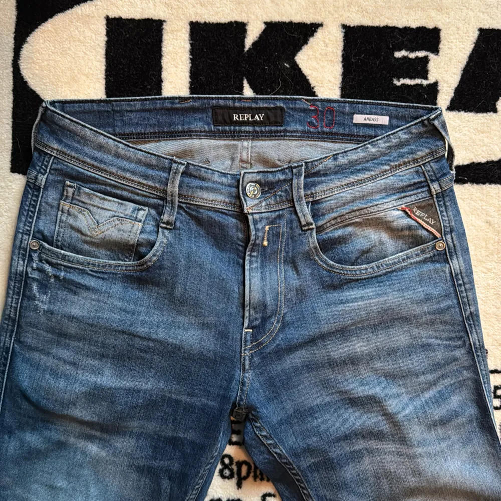 Säljer dessa replay anbass jeans, de är något äldre men fortfarande mycket liv kvar / Size 30/34, passar även dig som brukar ha 32 i längden / Nypris~ 1700kr, mitt pris: 400kr / Hör av er vid funderingar. Jeans & Byxor.