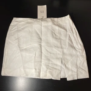 Minikjol i linne - Supersnygg kort kjol i linne. En kort slits och den är helt oanvänd med lappen kvar😊