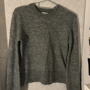 Stickad tröja  - Jätte fin stickad tröja som inte kommer till  andväning.Armarna är utslängda och så är tröjan lite curvad.Fråga om frågor eller bilder 